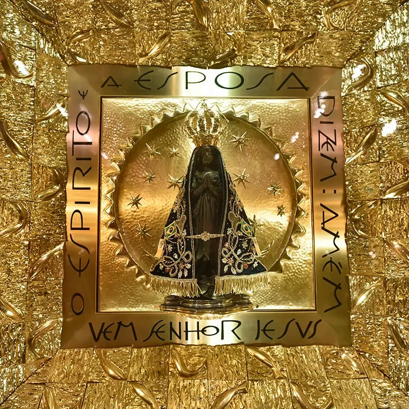 Imagem original de Nossa Senhora Aparecida, com manto azul e coroa, no nicho dourado do Santuário Nacional de Aparecida